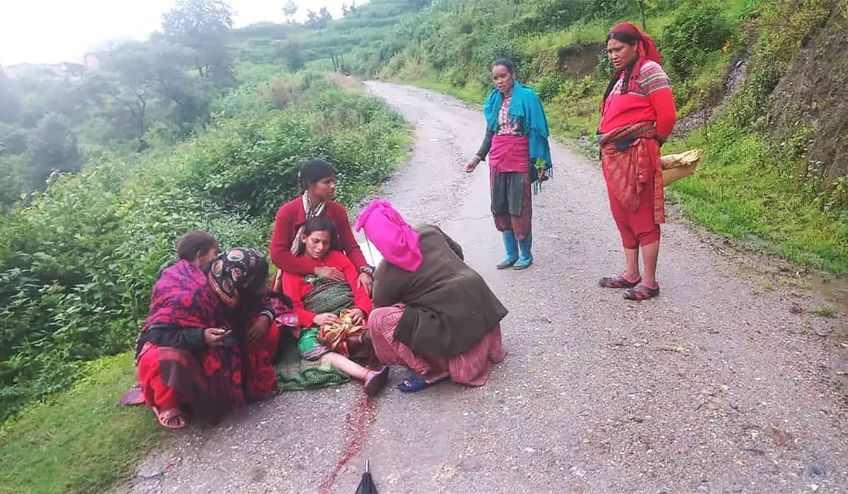 विकटका महिलाको पीडा : बाटोमै बिचल्ली हुने डरले घरमै सुत्केरी